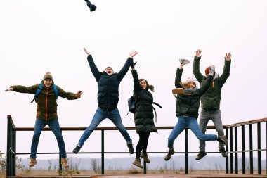 Beş kişi atladı. Arkadaş şirketi doğada rahatlar. 