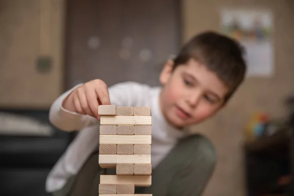 Drewniana gra Tower. Dziecko bawi się w domu na budowie — Zdjęcie stockowe