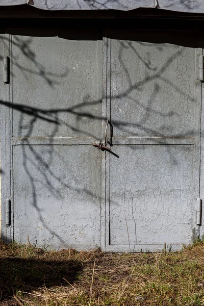 Graue Eisentür von der Garageneinfahrt — Stockfoto