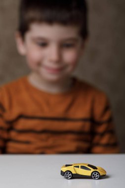 oyuncak araba ve bebek. Çocuk küçük bir daktiloda çalar.