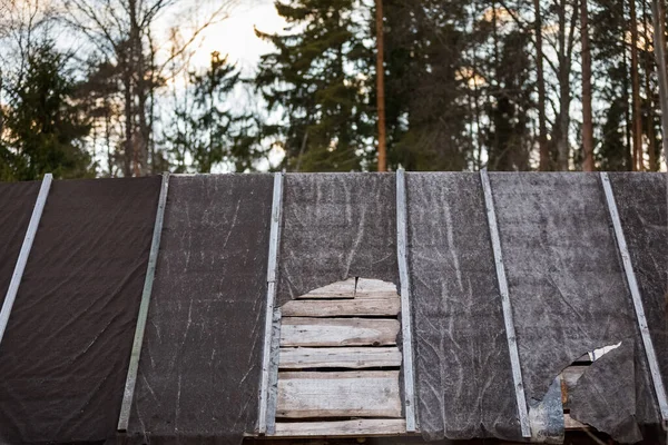 지붕에 있는 찢어진 낙석 지붕 재료 — 스톡 사진