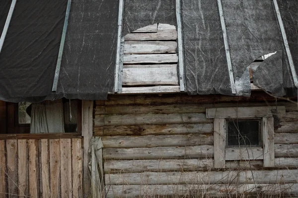Material de acoperiș ruberoid rupt pe acoperișul casei — Fotografie, imagine de stoc