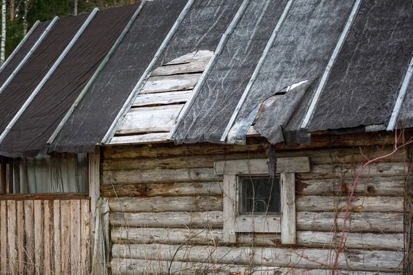 Szakadt ruberoid tetőfedő anyag a tetőn a ház — Stock Fotó