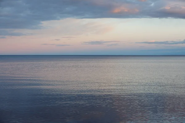 平静平静的水景，平静平坦的水面 — 图库照片