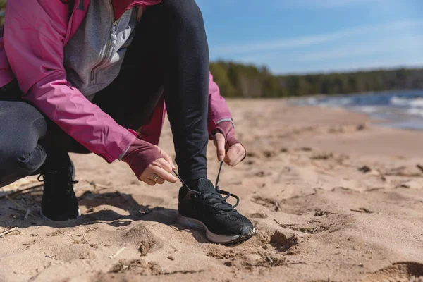 Amarrar atacadores em ténis. Menina se prepara para correr esportes — Fotografia de Stock