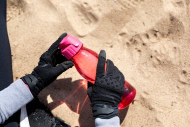 Bir kız spor yaptıktan sonra su içer.. 