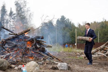 Finansal kriz. İş adamı mesleğini değiştirir. Ceketli adam çöpü yakıyor.