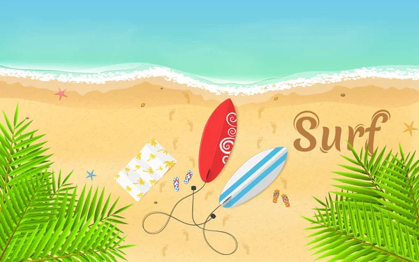 Летнее время и любимый серфинг. На пляже лежат доски для серфинга, тапочки и полотенце. Красивый текст на песке. Яркий песчаный пляж. Свежие листья тропической пальмы. Векторная иллюстрация — стоковый вектор