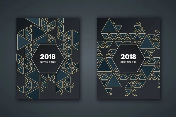 Элегантная пригласительная на новый год. Мозаика из темно-синих треугольников на черном фоне. Золотые треугольники. Знамя с текстом. Геометрический новогодний стиль. Вектор — стоковый вектор