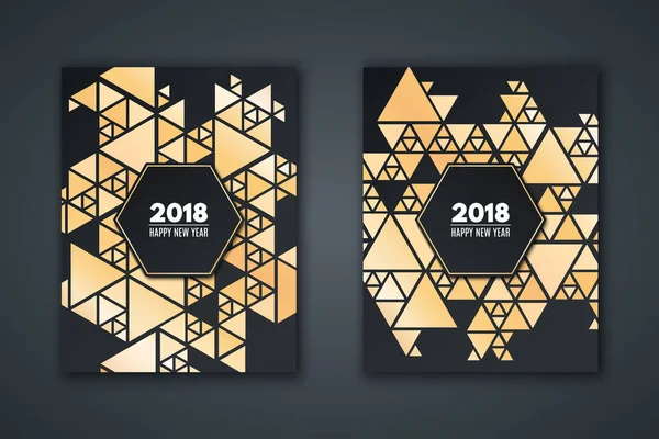 Элегантная пригласительная на новый год. Мозаика из золотых треугольников на черном фоне. Знамя с текстом. Геометрический новогодний стиль. Вектор — стоковый вектор