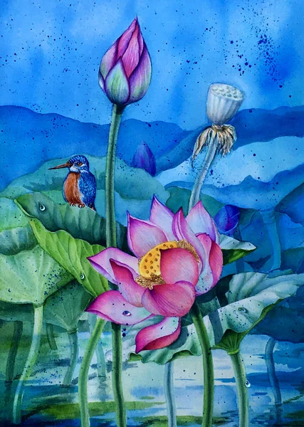 Ilustración en acuarela de un pájaro pescador rey descansando sobre una hoja de un loto floreciente sobre un fondo de follaje verde y cielo azul . — Foto de Stock