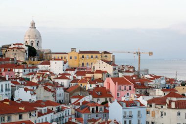 nehir ve Lisbo eski şehir manzaralı gözlem güverte
