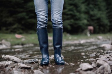 Kauçuk yağmur botları dağ nehri