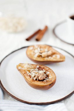 Bal ve fındık ile armut