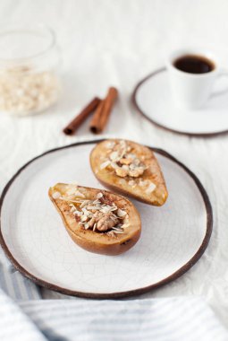 Bal ve fındık ile armut