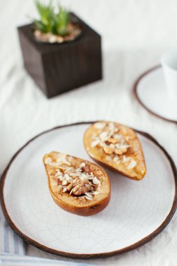 Bal ve fındık ile armut