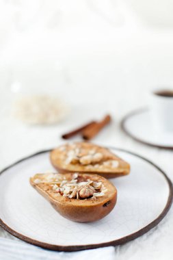 Bal ve fındık ile armut