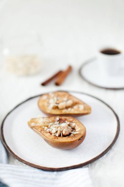 Bal ve fındık ile armut