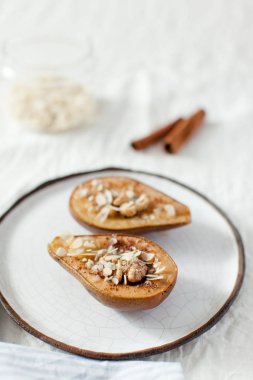 Bal ve fındık ile armut