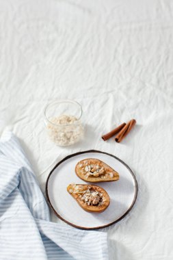 Bal ve fındık ile armut