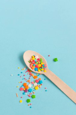 Paskalya dekorasyon tahta kaşıkla renkli şeker malzemeler 