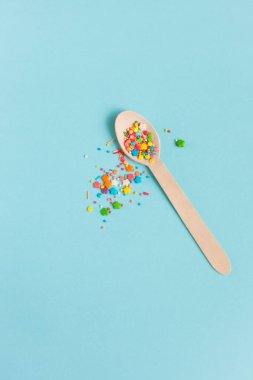 Paskalya dekorasyon tahta kaşıkla renkli şeker malzemeler üzerinde