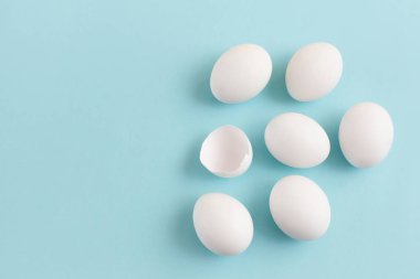 Paskalya dekorasyon beyaz ışık mavi bir arka plan üzerinde en az yumurta