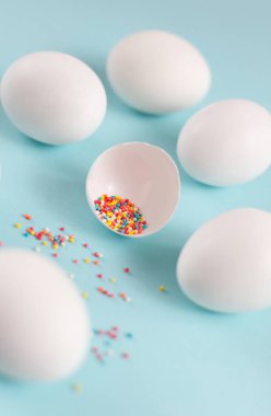 Paskalya dekorasyon beyaz tavuk yumurtası ve kırık yumurta ile renkli