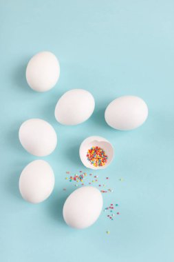 Paskalya dekorasyon beyaz tavuk yumurtası ve kırık yumurta ile renkli