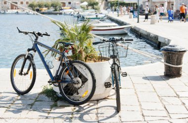 Bahçenizi deniz kenarında bir Avrupa şehirde iki Bisiklet park