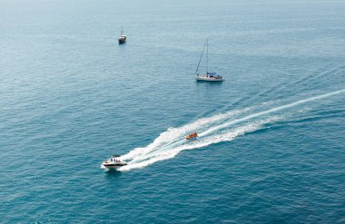 Motorlu tekne ve Karadeniz üzerinde yelken insanların can yelekleri şişme muz sürdürmektedir. 