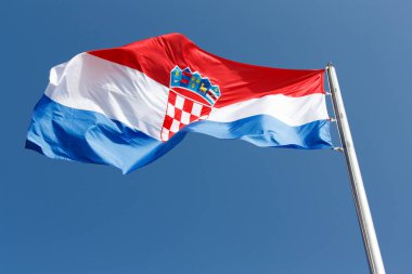 Bayrak, mavi gökyüzü karşı Hırvatistan'ın ulusal sembolü