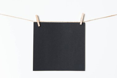 Metin uygulamak için siyah sac tarafından ahşap clothespins bağlı olduğu 