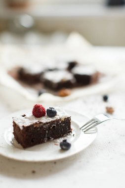 Ayar, çikolatalı tatlı kek kek çilek ile masa üzerinde bir 