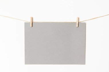 Metin uygulamak için gri sayfası tarafından ahşap clothespins o bağlı olduğu