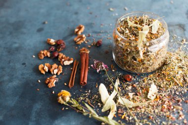 Tarçın sopa, fındık ve bir mavi dağınık bir bitki koleksiyonu 