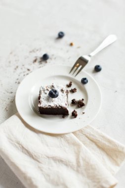 Tablo ayarı, çikolatalı tatlı Kek pasta beyaz tabak o