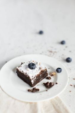 Tablo ayarı, çikolatalı tatlı Kek pasta beyaz tabak o