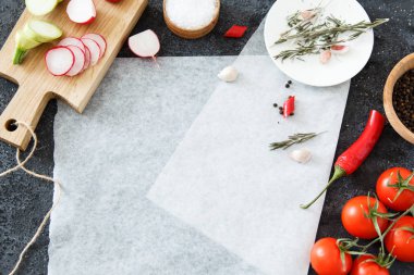 Metin için yer ile karanlık bir arka plan üzerinde kırmızı ve yeşil sebzelerin kompozisyon.