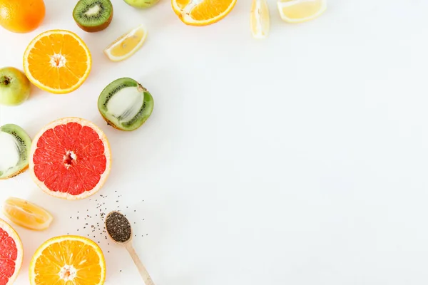 Cítricos y manzanas enteras y medias se encuentran sobre un fondo blanco . — Foto de Stock