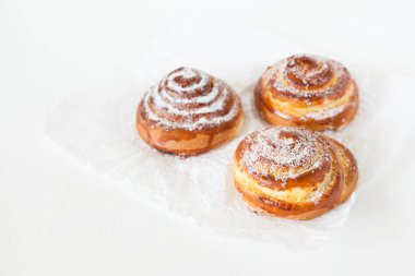 Tatlı şeker ve tarçın ile beyaz arka plan üzerinde rulo.