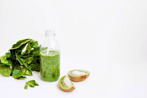 Zelený koktejl v láhvi a ve sklenici s špenát, máta, ro — Stock fotografie