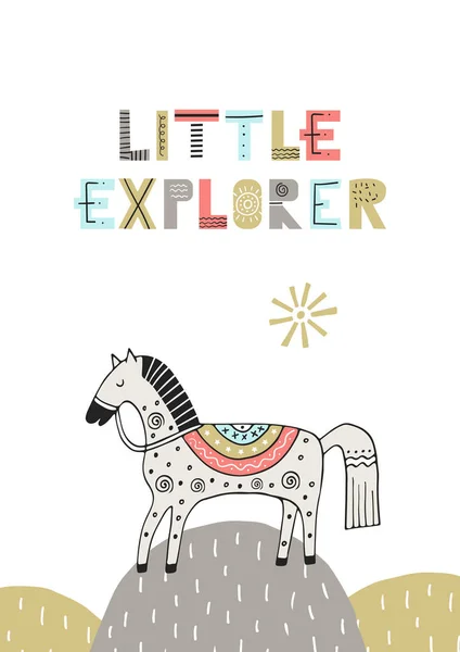 Little Explorer Carino poster disegnato a mano vivaio con cavallo e lettering in stile scandinavo . — Vettoriale Stock