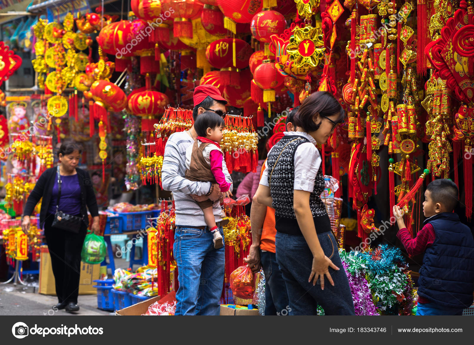 Hanoi Vietnam Jan 26 17 People Take A Walk Buying Decoration And Flower For Vietnamese Lunar New Year On Hang Ma Street Stock Editorial Photo C Vinhdav
