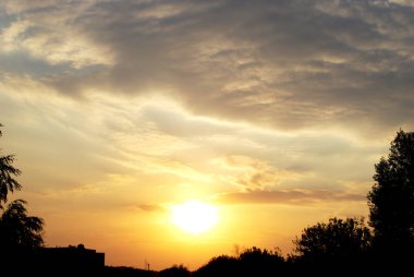 Batan güneşin ışınları bulutları aydınlatacak.