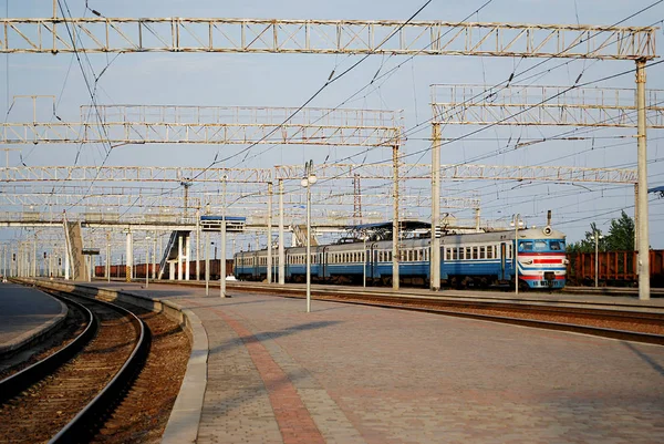 Plate Forme Ferroviaire Par Une Chaude Journée Été — Photo