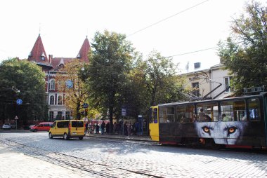 Lviv sokaklarında bir kurt resmi olan bir troleybüs.
