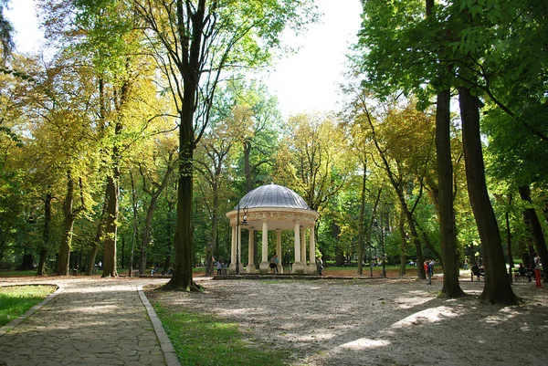 Gazebo Parque Otoño Ciudad Lviv —  Fotos de Stock