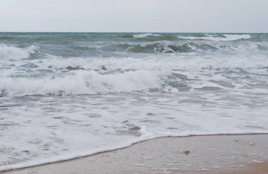 Sıcak ve güneşli bir günde denizde fırtına