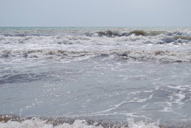 Sıcak ve güneşli bir günde denizde fırtına